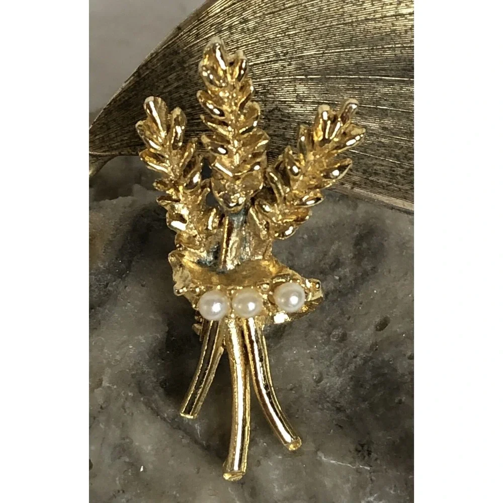 Vtg Crown Trifari Wheat Leaves Brooch Pin 3 White Faux Pearl Accent 1.5